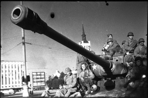 Punaarmee Tallinnas Vabaduse väljakul 1944. aastal